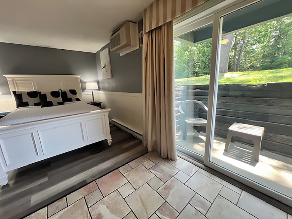 Фото Travelodge by Wyndham Traverse City Mi