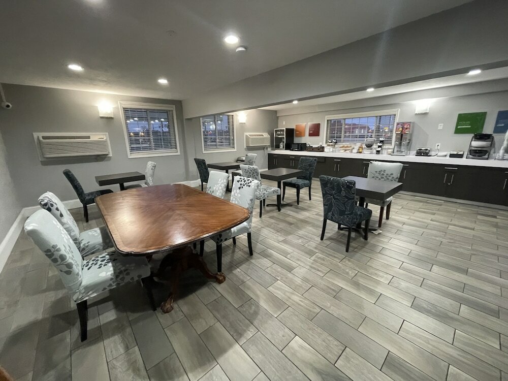 Фото Countryside Inn & Suites