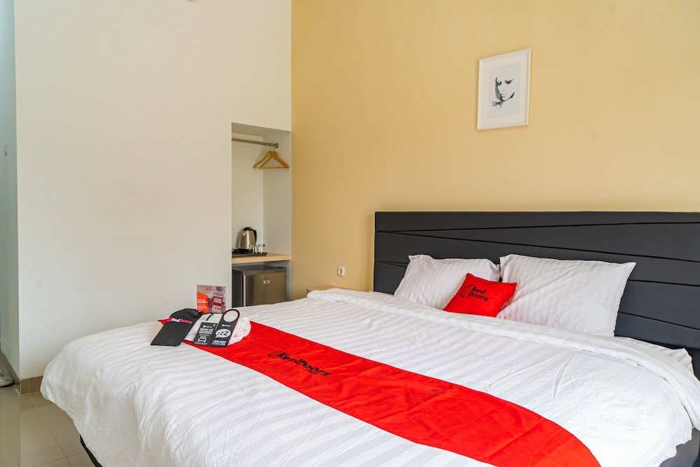 Фото RedDoorz Plus near Teras Kota 3