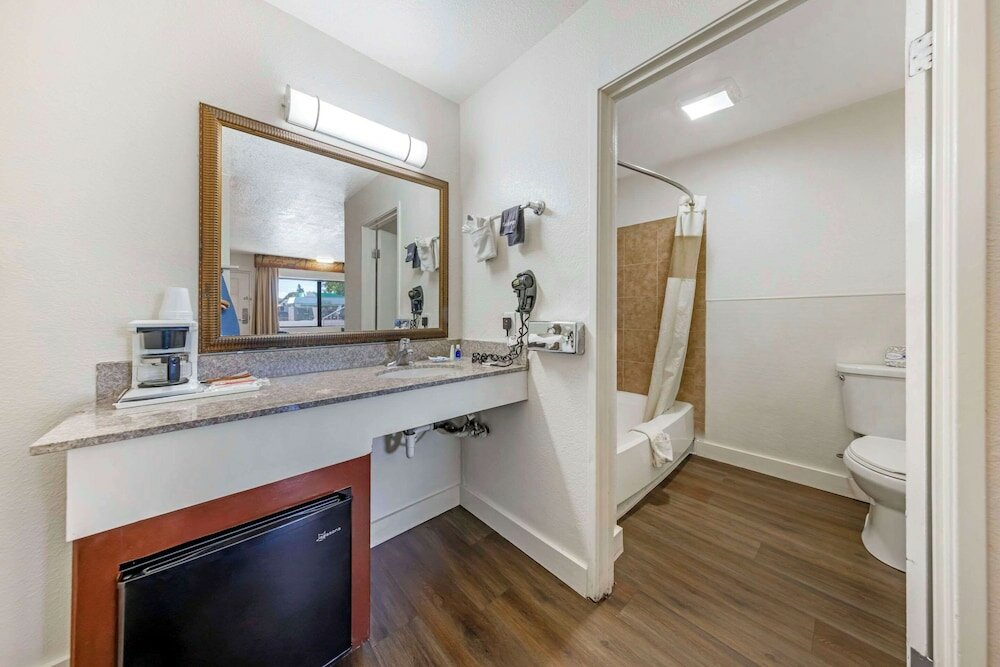 Фото Rodeway Inn at Nevada State Capitol