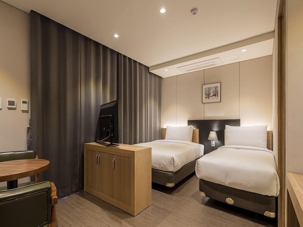 Фото First Stay Hotel