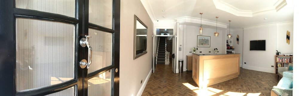 Фото The Beverley Hotel