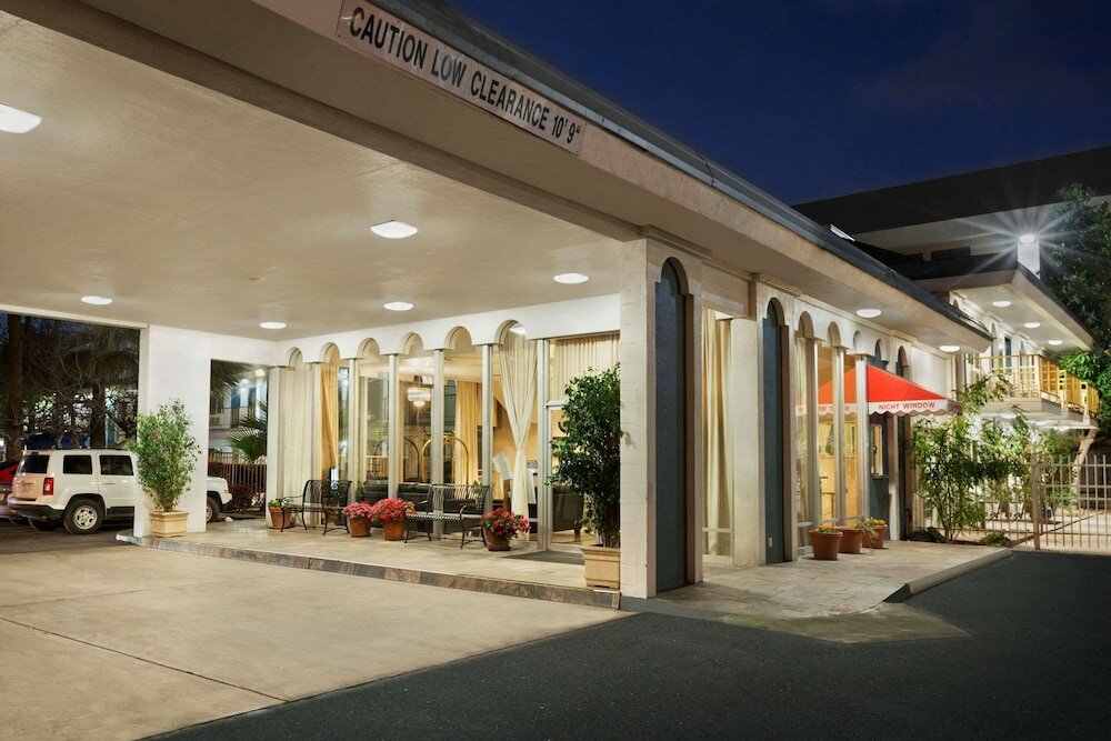 Фото Travelodge by Wyndham Bakersfield