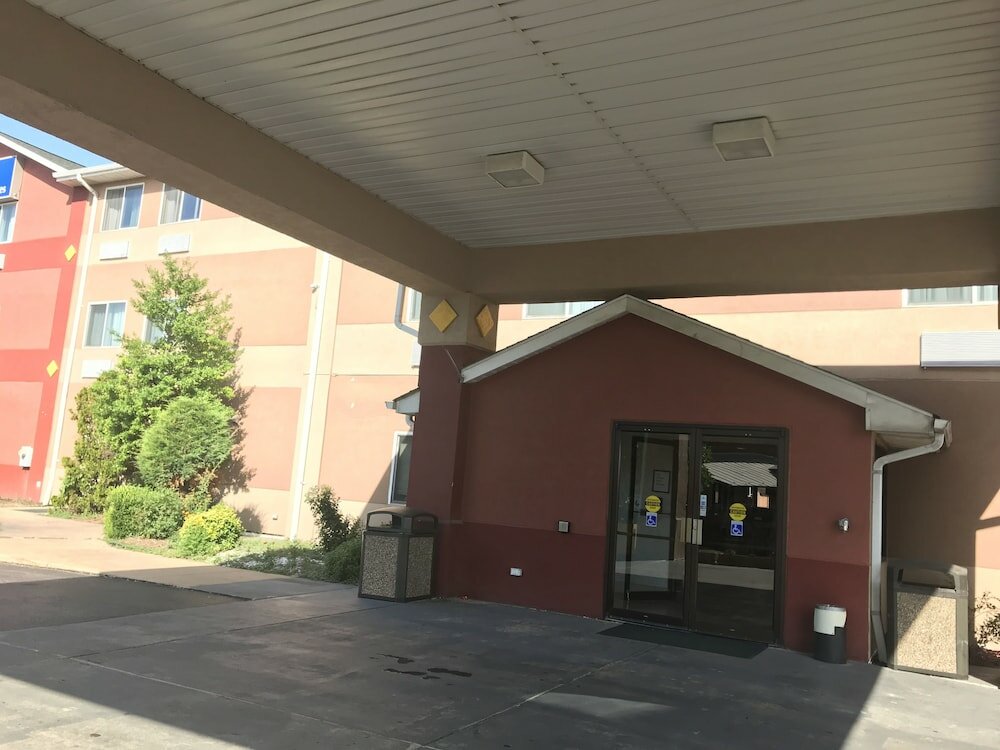 Фото Americas Best Value Inn & Suites St. Louis, St. Charles Inn