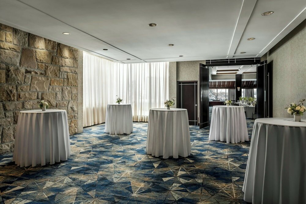 Фото Sheraton Montreal Airport Hotel