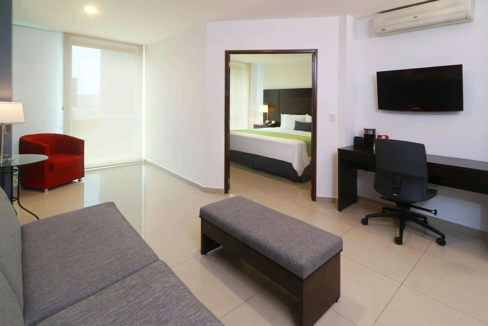 Фото Wyndham Garden Guadalajara Acueducto