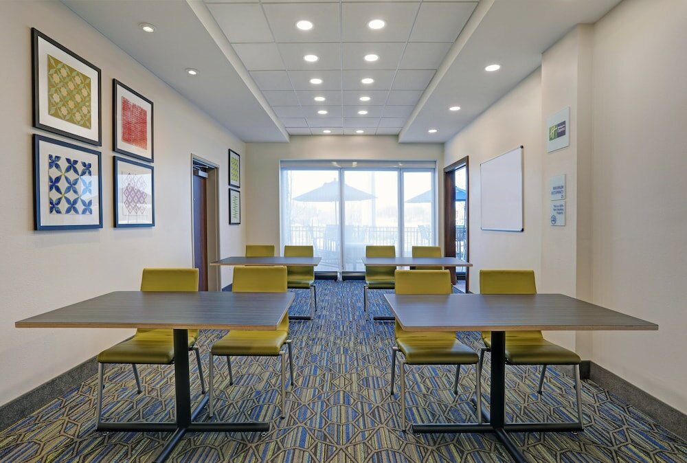 Фото Holiday Inn Express & Suites Lenexa - Overland Park Area, an Ihg Hotel