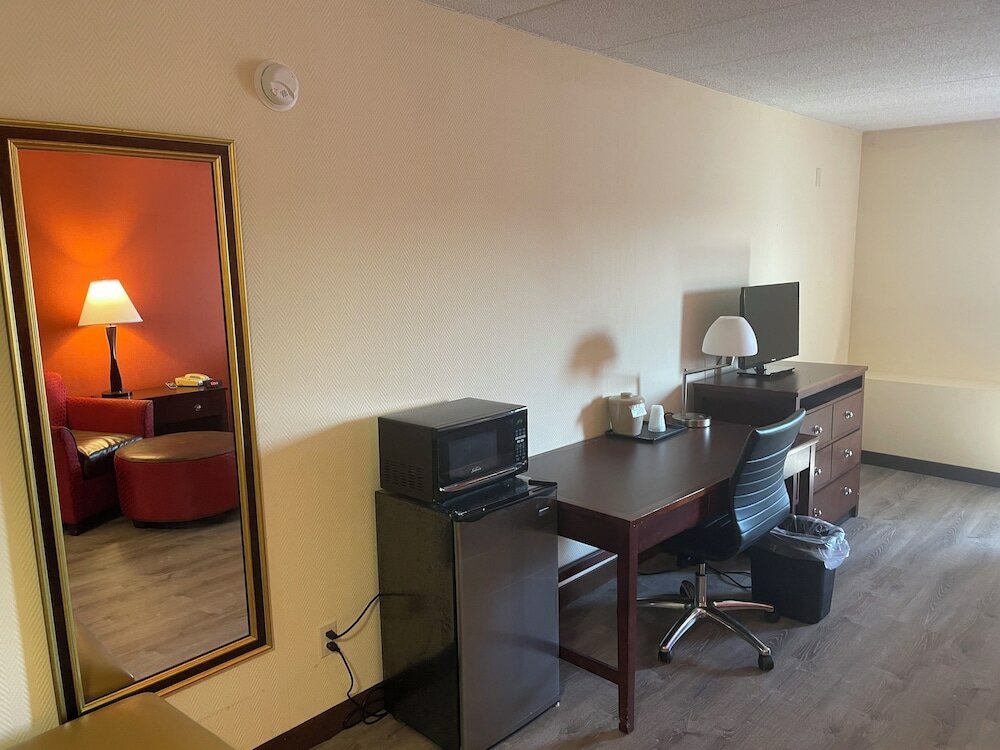 Фото Ramada Hotel & Conference Center by Wyndham Lansing