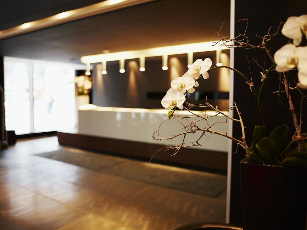 Фото Le Germain Hotel Maple Leaf Square