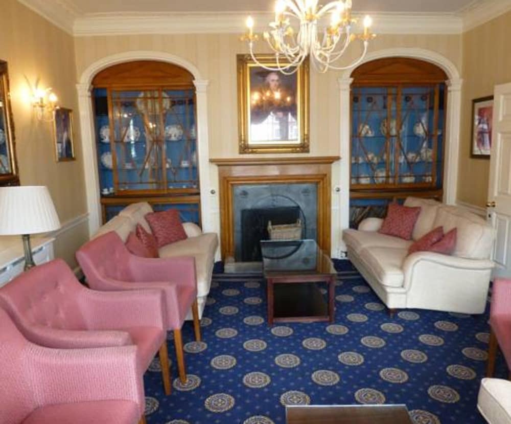 Фото The Bear Hotel