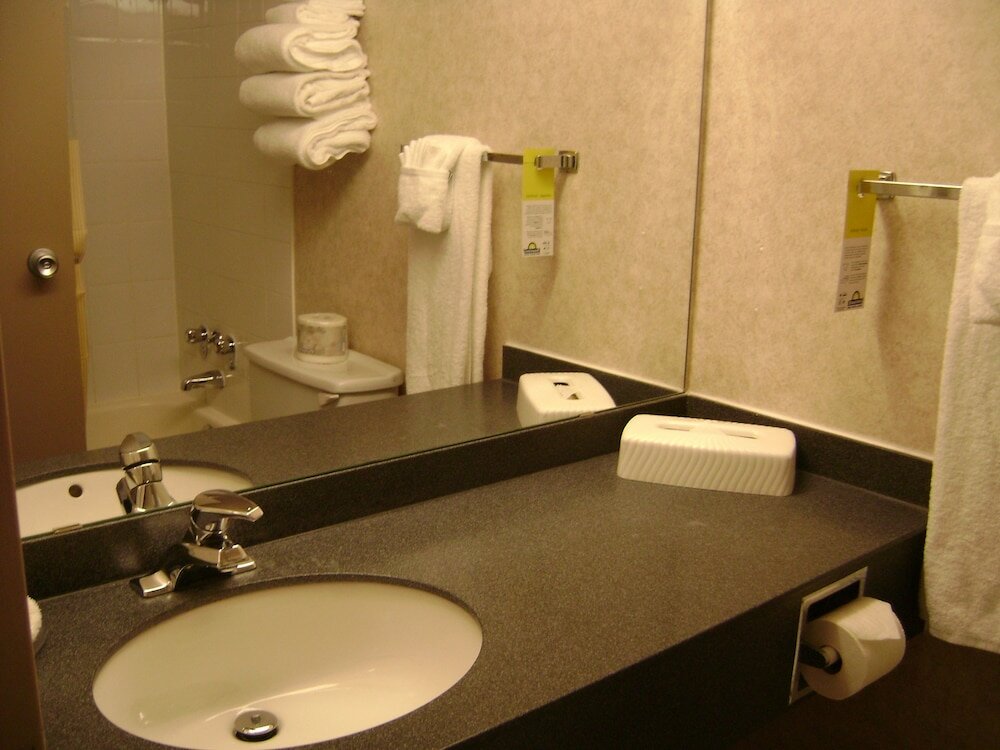 Фото Days Inn by Wyndham Victoria On The Harbour