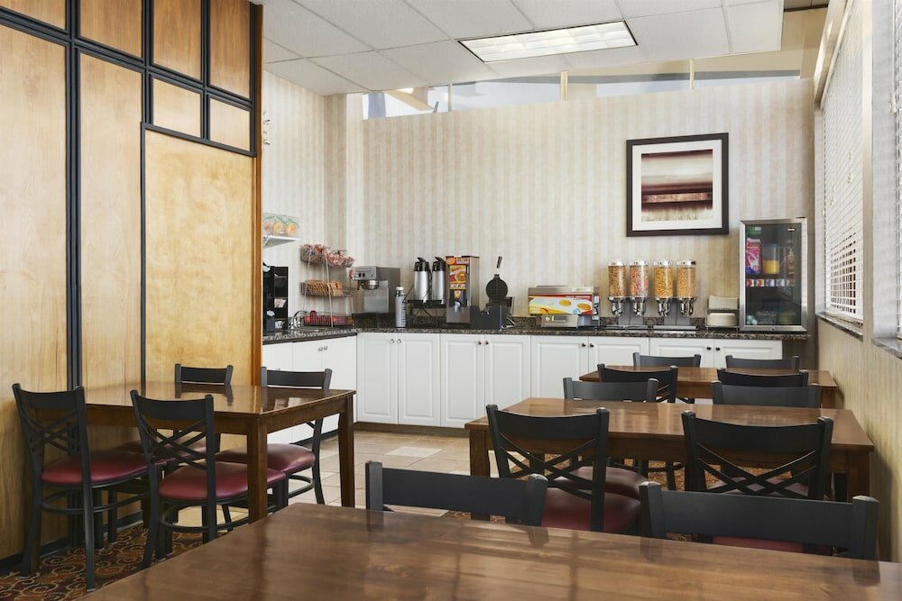 Фото Travelodge by Wyndham North Battleford