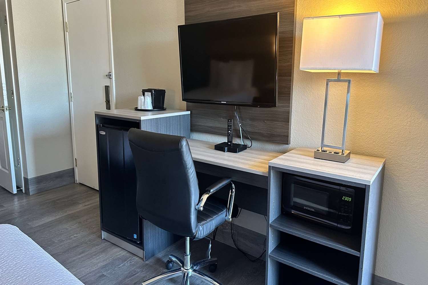 Фото Days Inn by Wyndham San Diego Vista