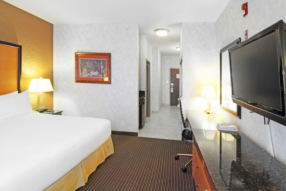 Фото Holiday Inn Express Hotel & Suites Calgary S-Macleod Trail S, an Ihg Hotel