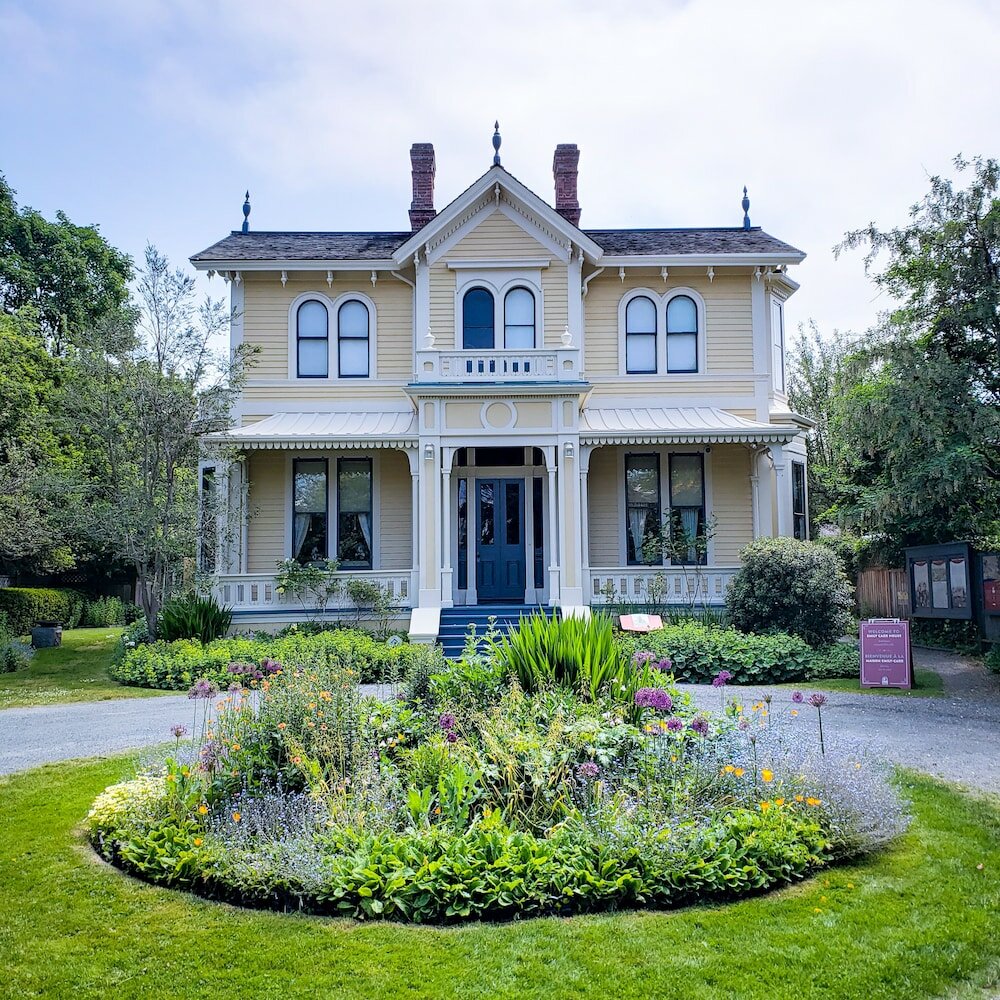 Фото James Bay Inn Hotel & Suites