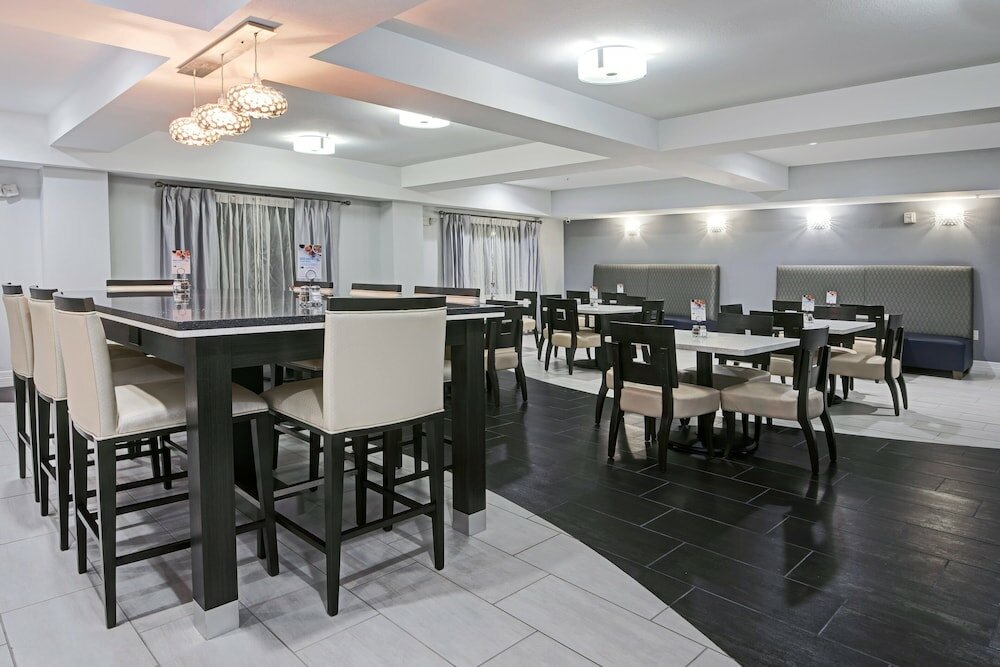 Фото Holiday Inn Express & Suites Houston North - Iah Area, an Ihg Hotel