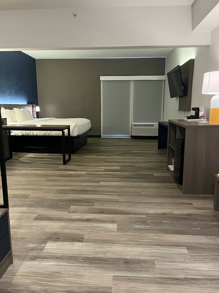 Фото Comfort Suites Clearwater - Dunedin