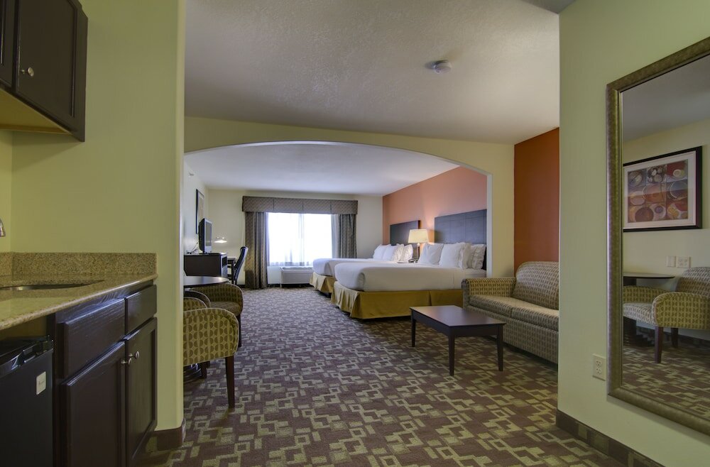 Фото Holiday Inn Express Hotel & Stes Kansas City Sports Complex, an Ihg Hotel