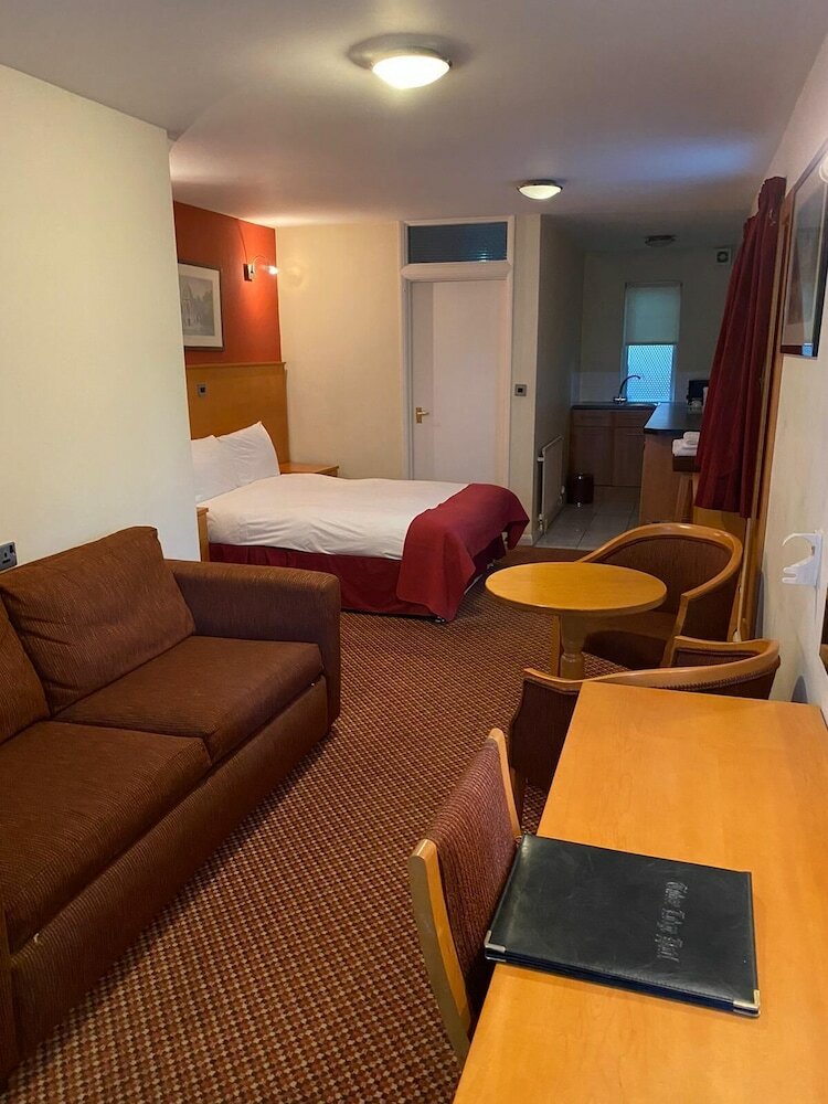 Фото Tudor Lodge Hotel