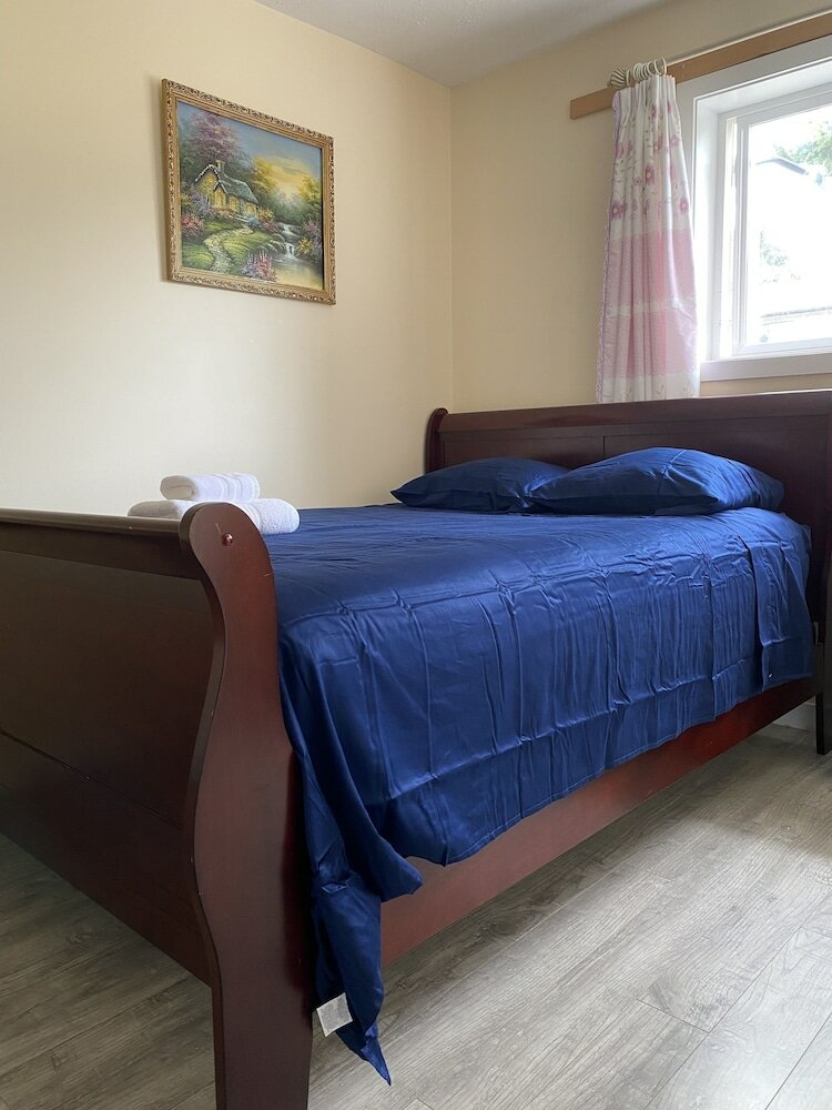 Фото Yvr Vickie’s Bed and Breakfast