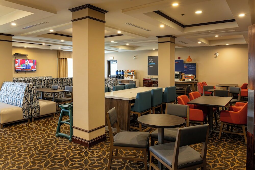 Фото Holiday Inn Express & Suites Brockville