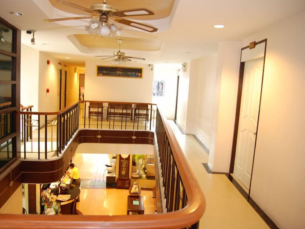 Фото Rambuttri House