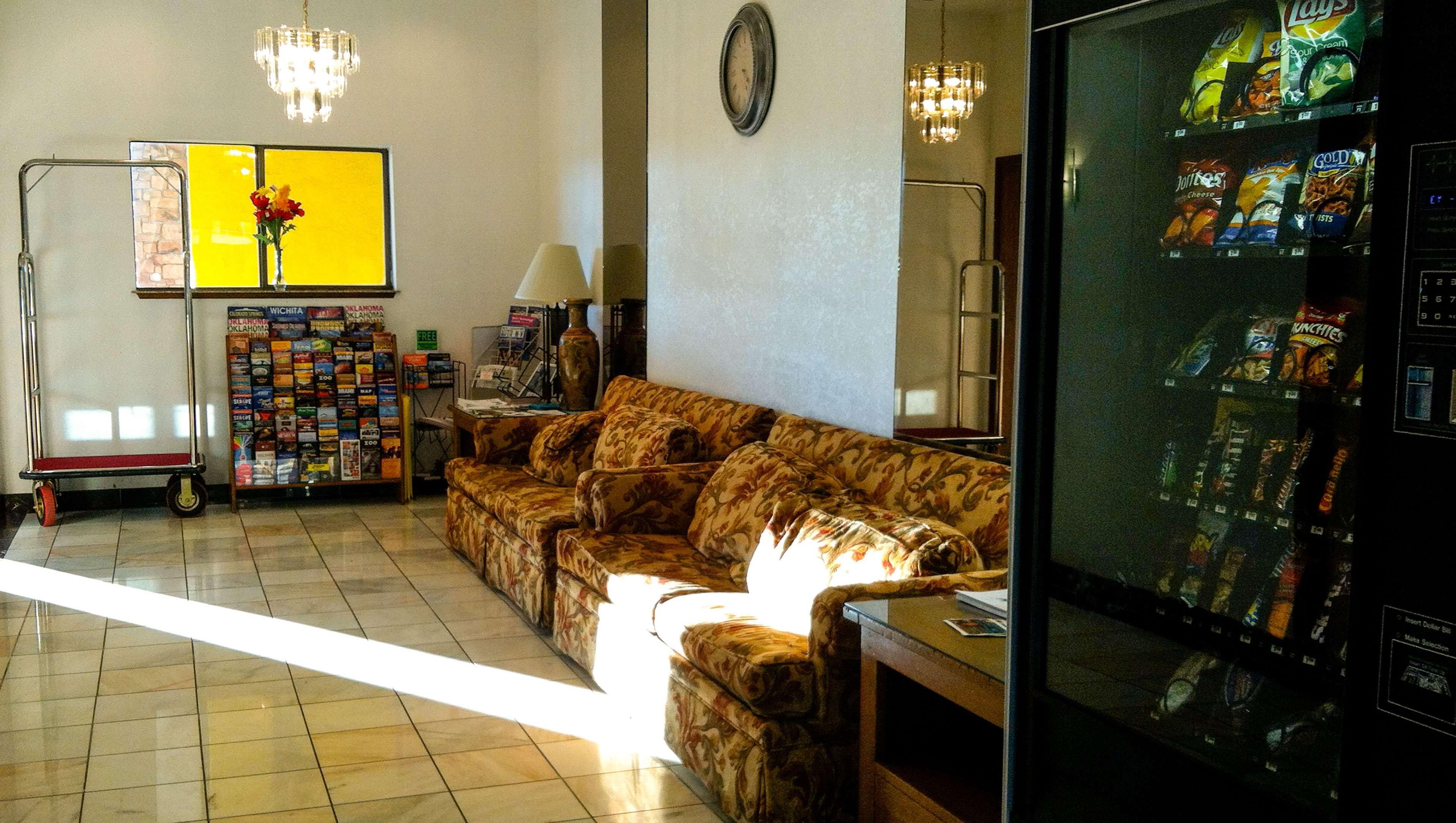 Фото Oaktree Inn and Suites