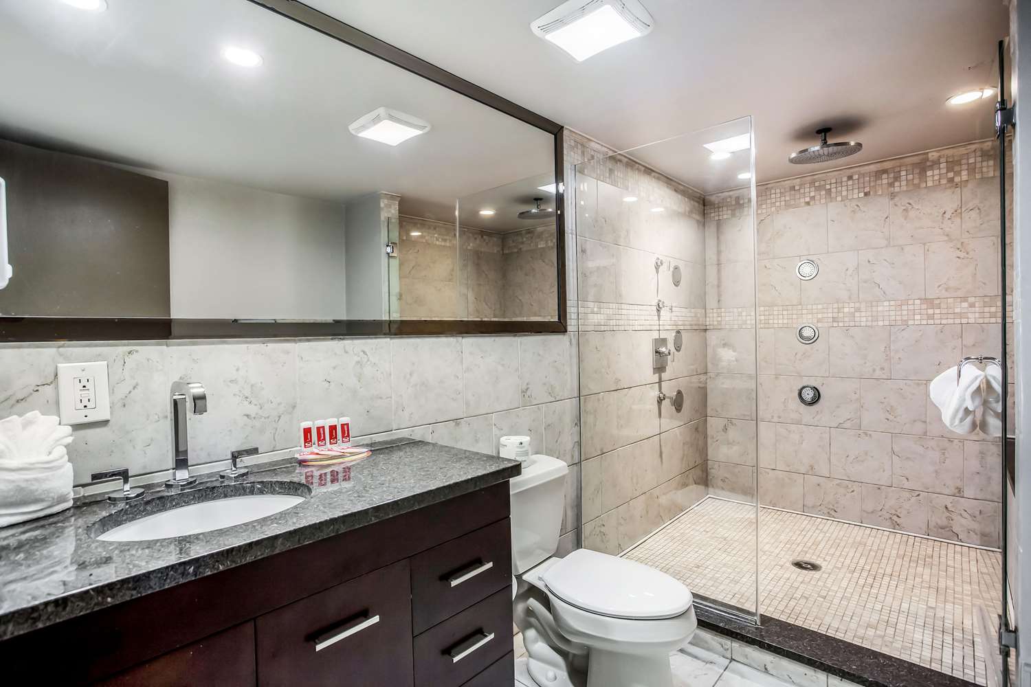 Фото Super 8 by Wyndham Meadowlands