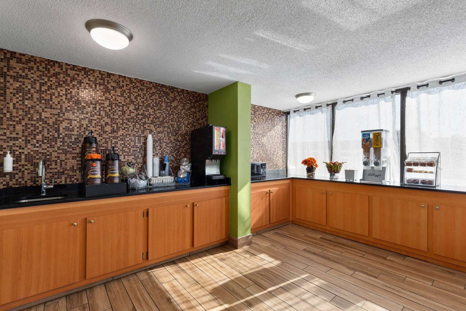 Фото Super 8 by Wyndham Myrtle Beach/Market Common Area