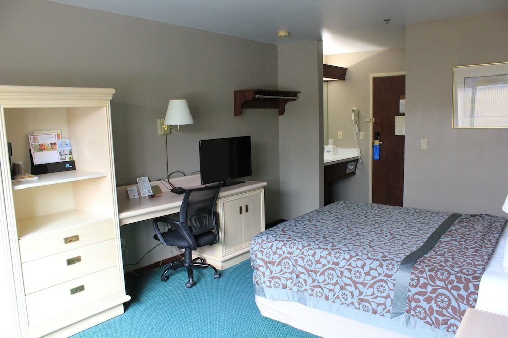 Фото Days Inn by Wyndham Seatac Airport