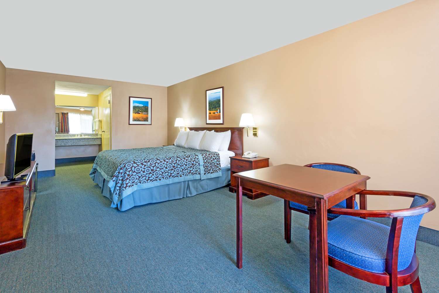 Фото Days Inn by Wyndham Fontana Rialto