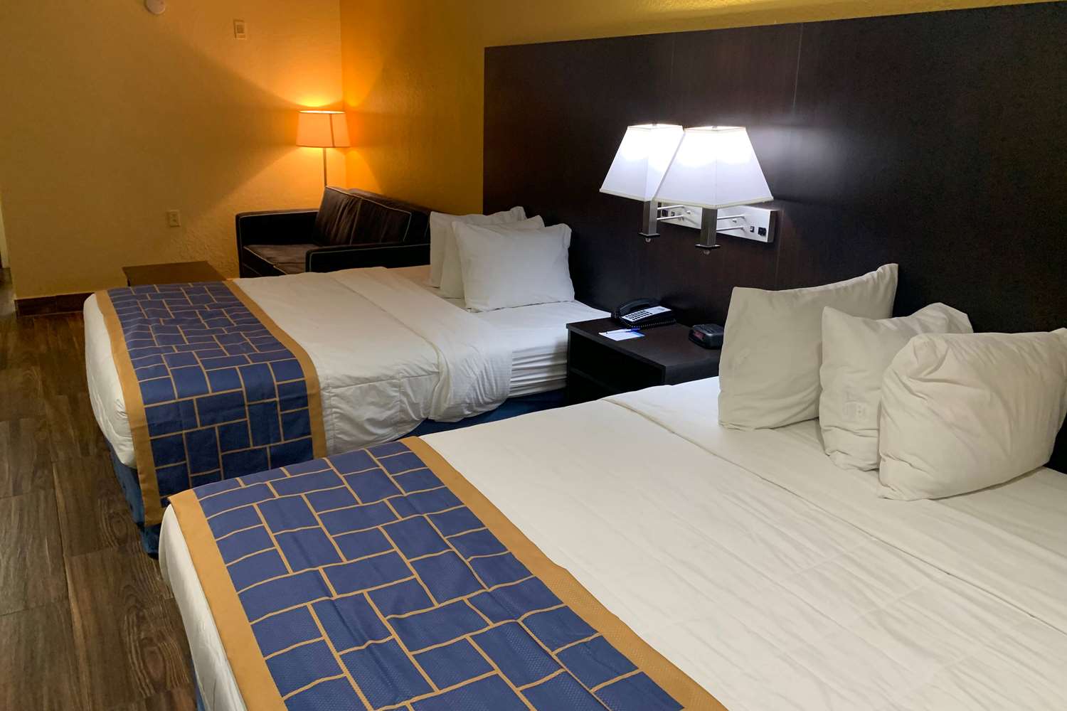Фото Days Inn & Suites by Wyndham Tampa/Raymond James Stadium