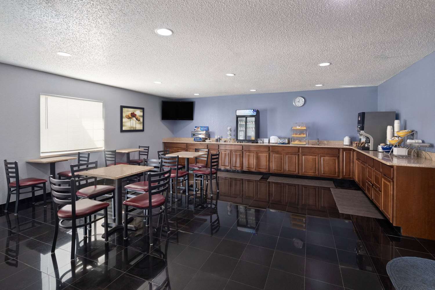 Фото Days Inn & Suites by Wyndham Green Bay Wi