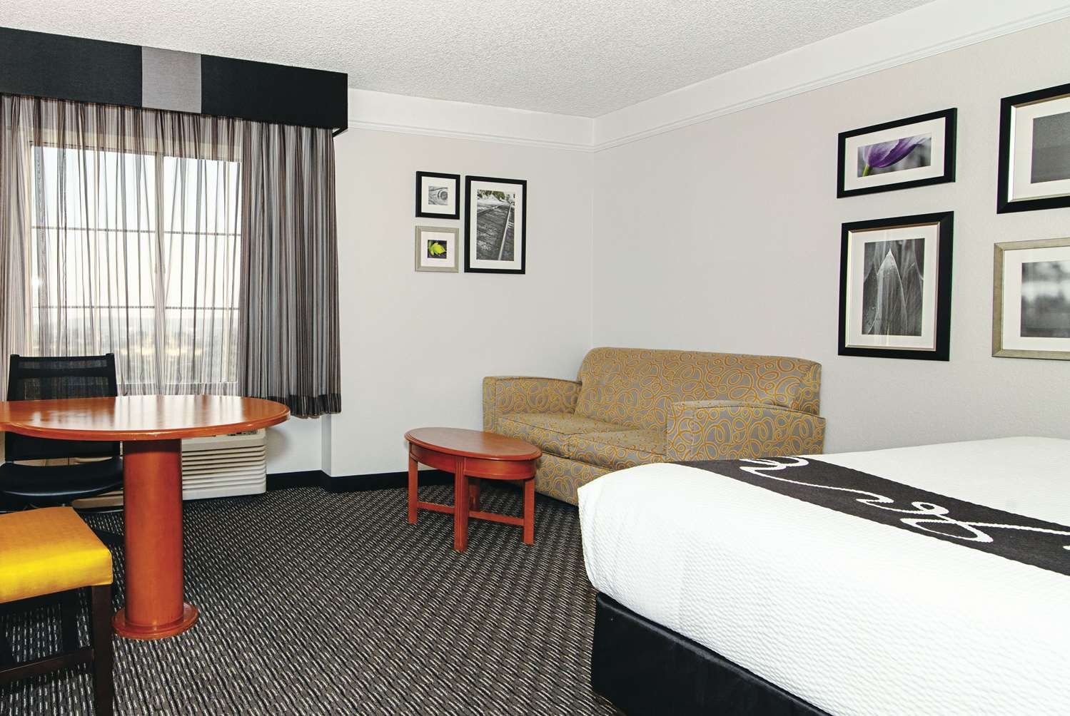 Фото La Quinta Inn & Suites by Wyndham Ontario Airport