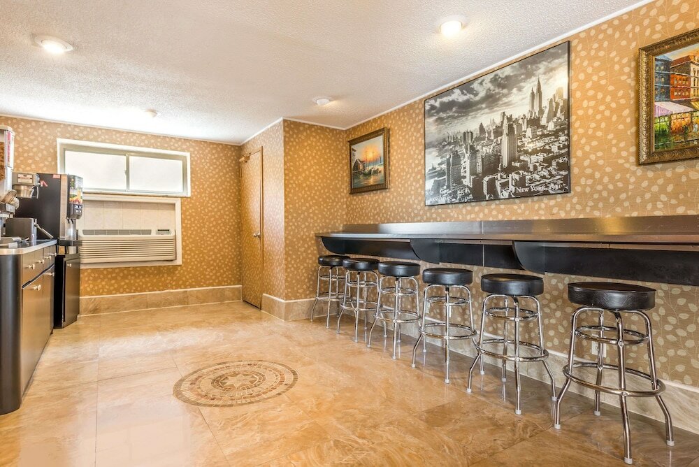 Фото Super 8 by Wyndham North Bergen NJ NYC Area