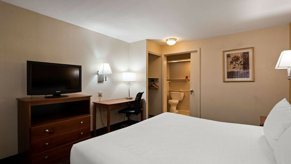 Фото SureStay Hotel by Best Western East Brunswick
