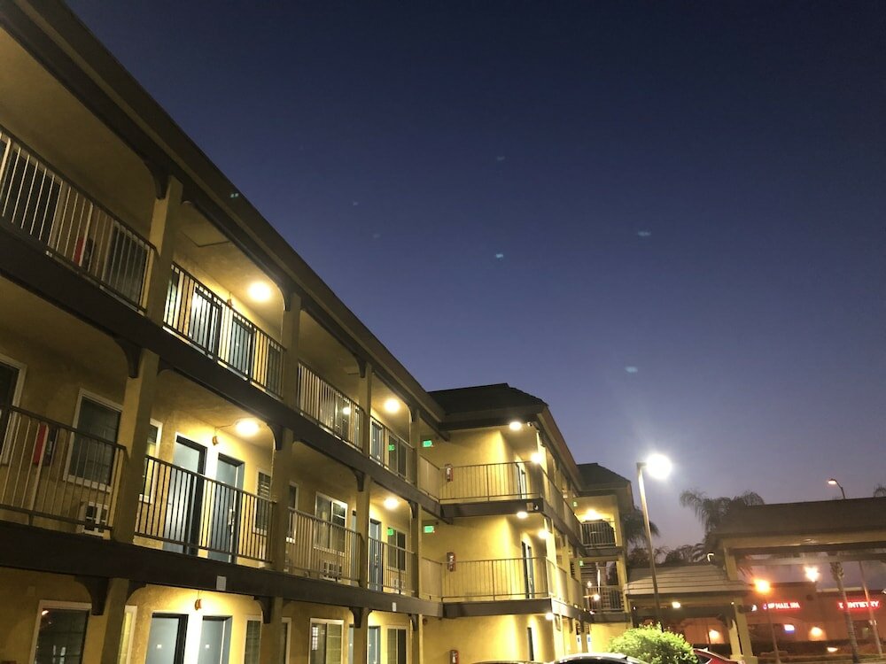 Фото Simply Home Inn & Suites