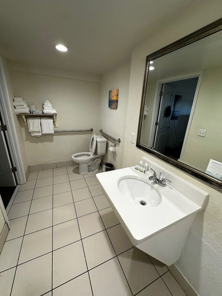 Фото Ramada by Wyndham Virginia Beach