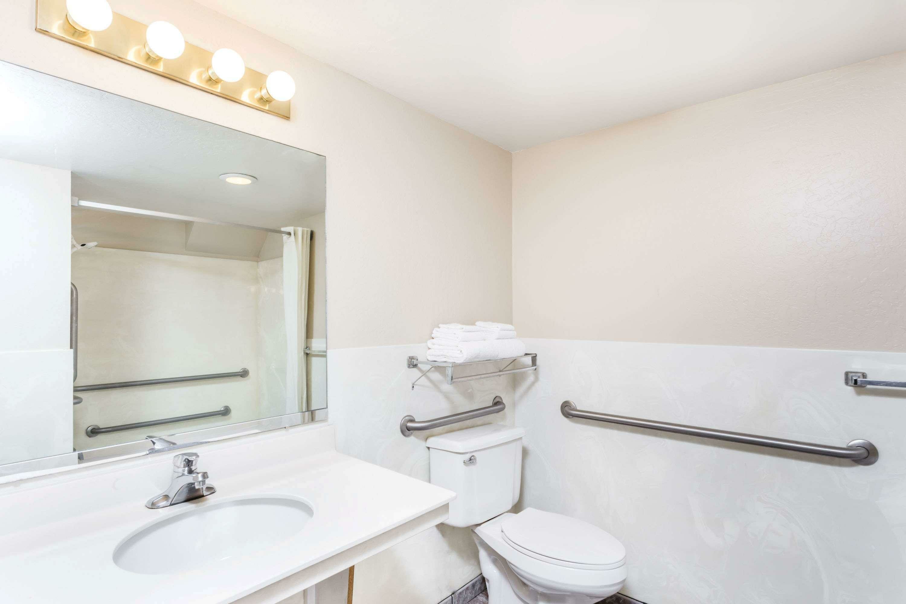 Фото Super 8 by Wyndham Tempe/ASU/Airport