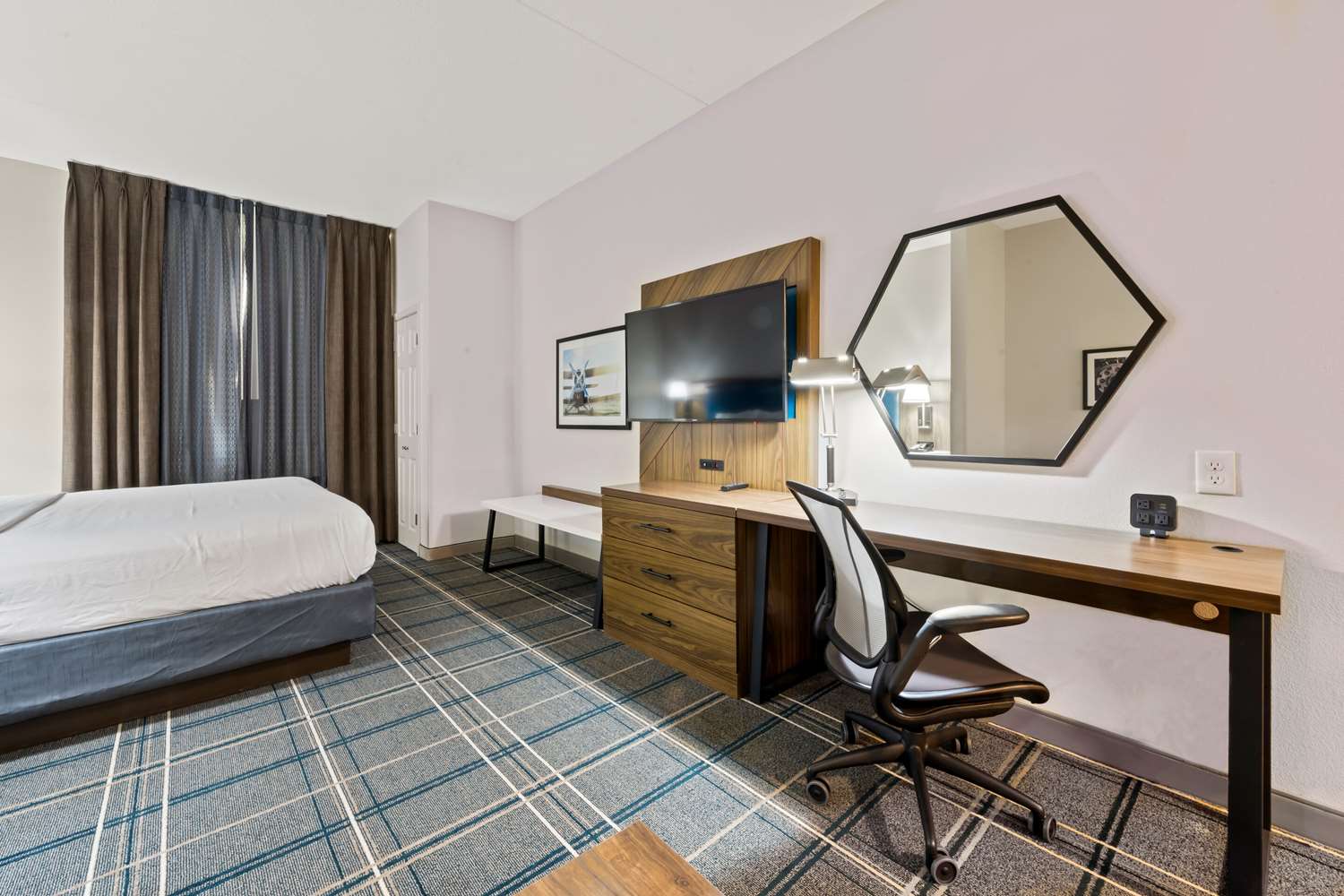 Фото Comfort Suites Airport