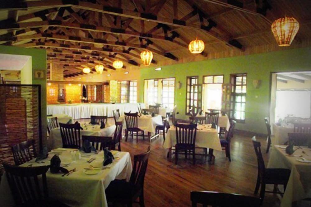 Фото Mountains of the Moon Hotel