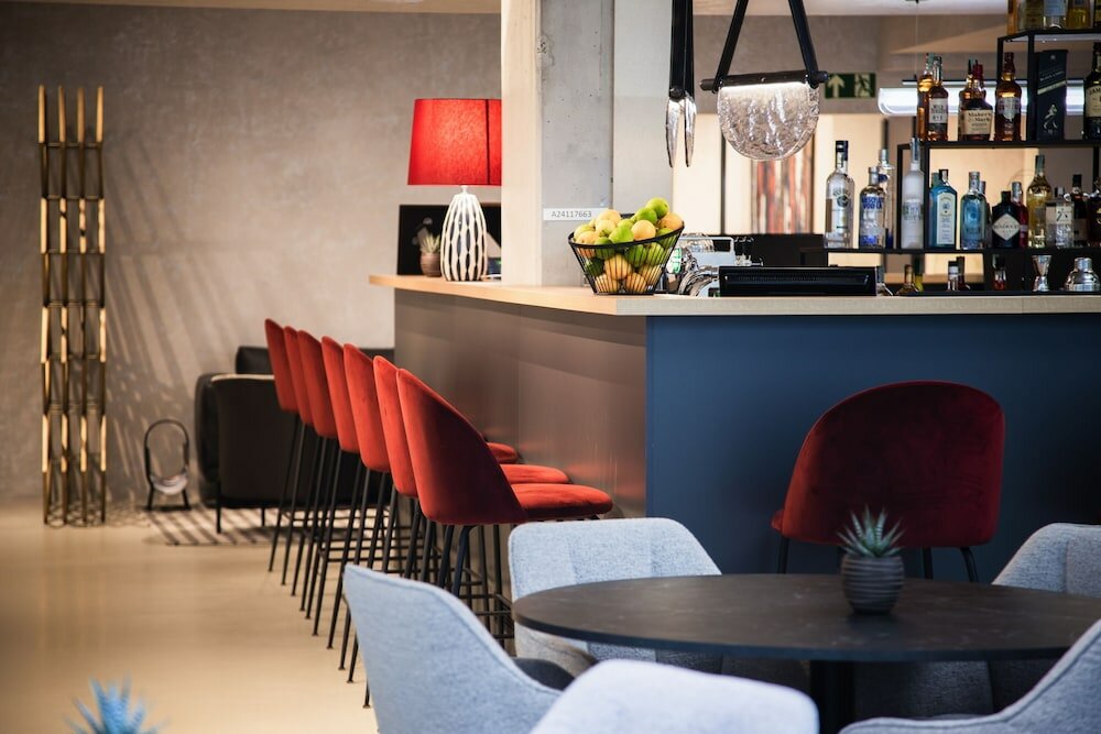 Фото The Amberlyn Suite Hotel