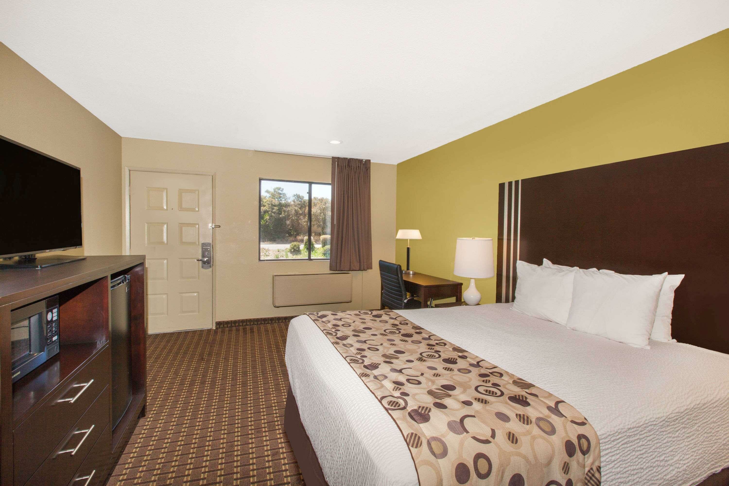 Фото Days Inn by Wyndham San Jose Airport