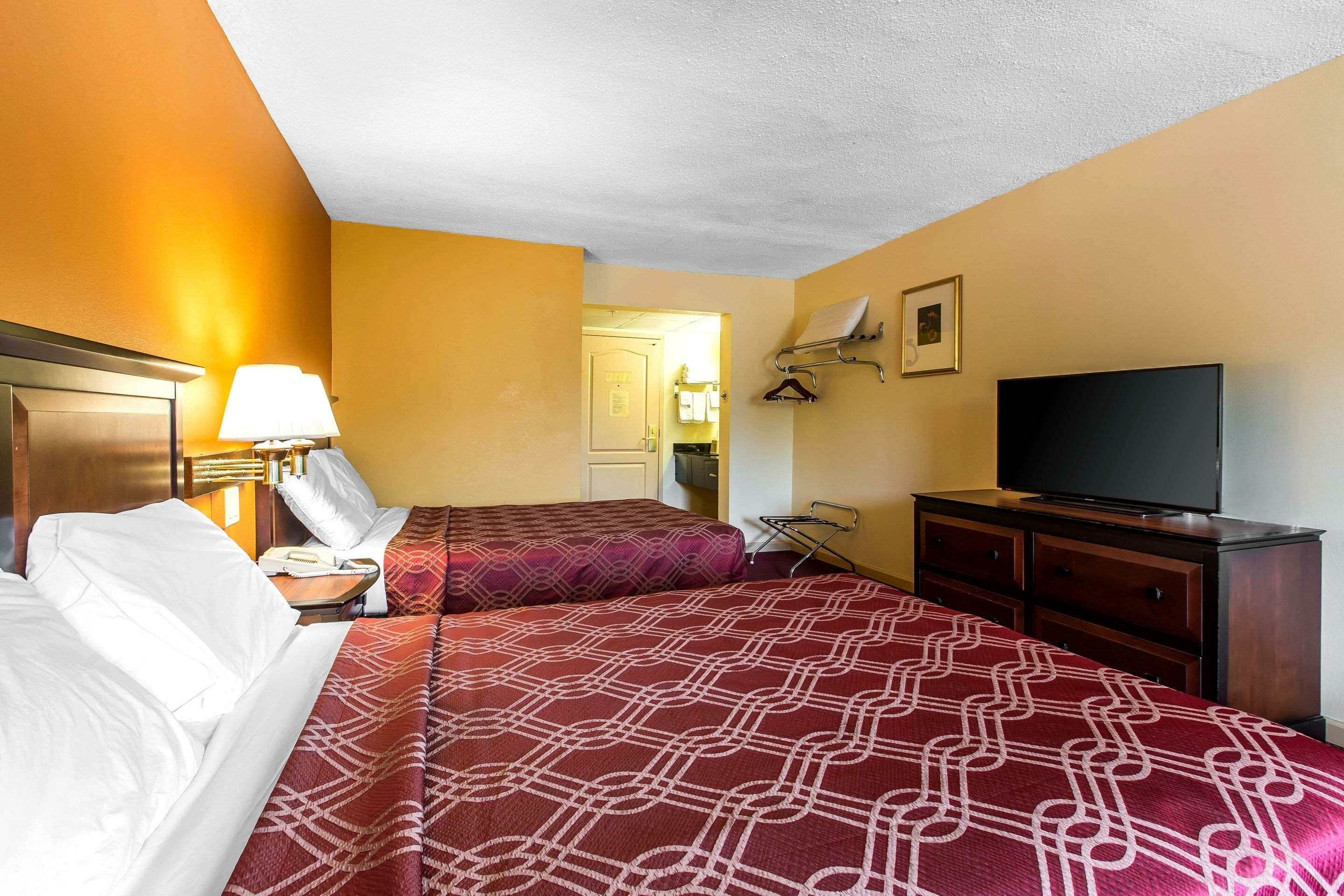 Фото Econo Lodge At Six Flags