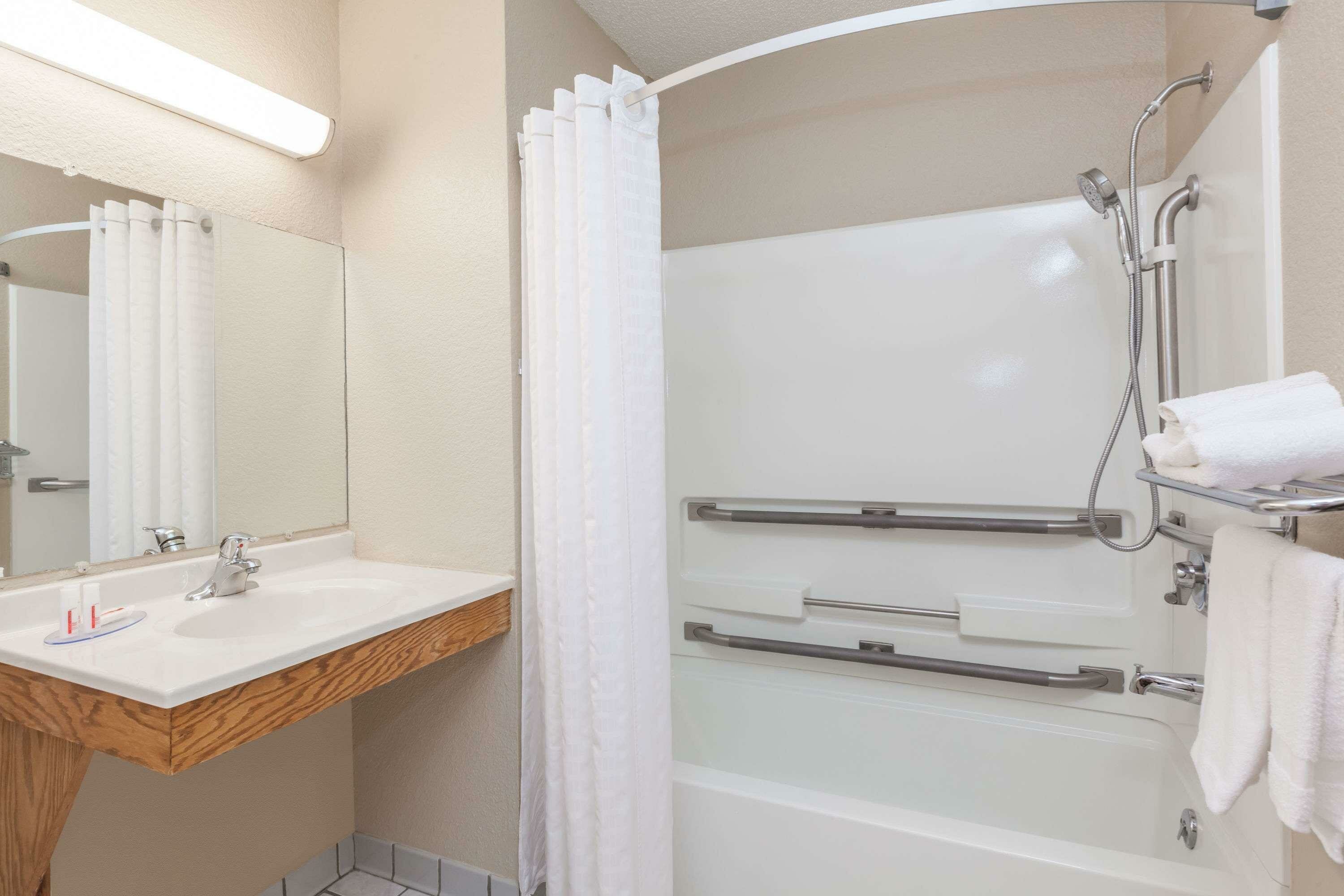 Фото Super 8 by Wyndham Dunbar/Charleston Area