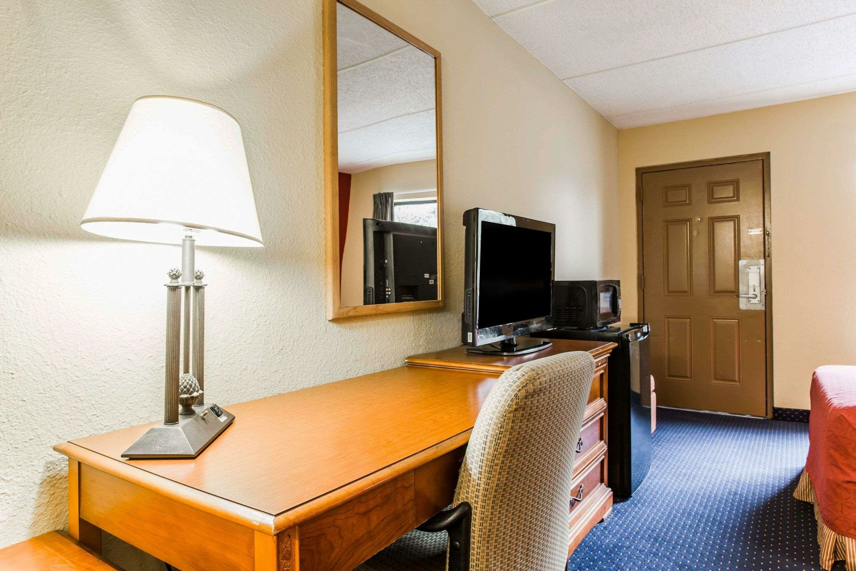 Фото Rodeway Inn Charlotte Downtown