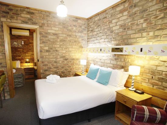 Фото The Settlement Historic Hotel