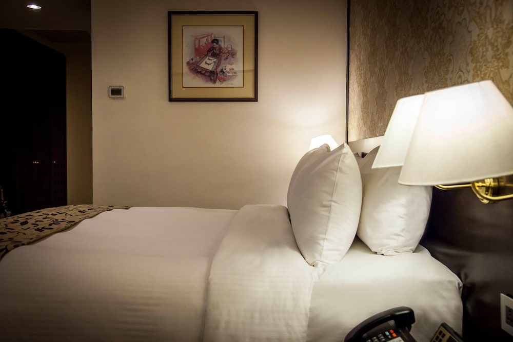 Фото Village Hotel Albert Court by Far East Hospitality