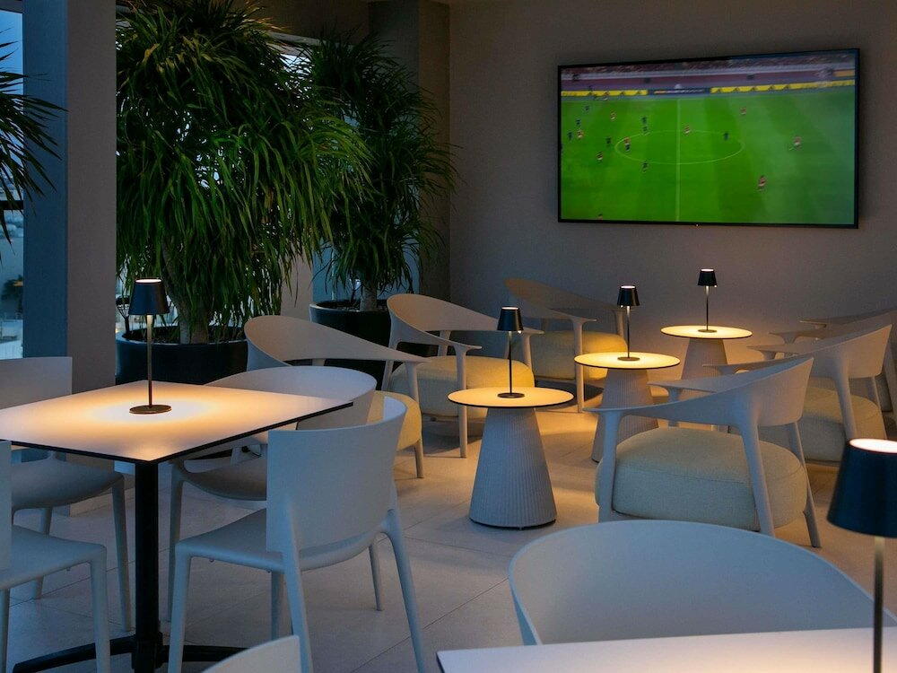 Фото Mercure Larnaca Finikoudes Beach