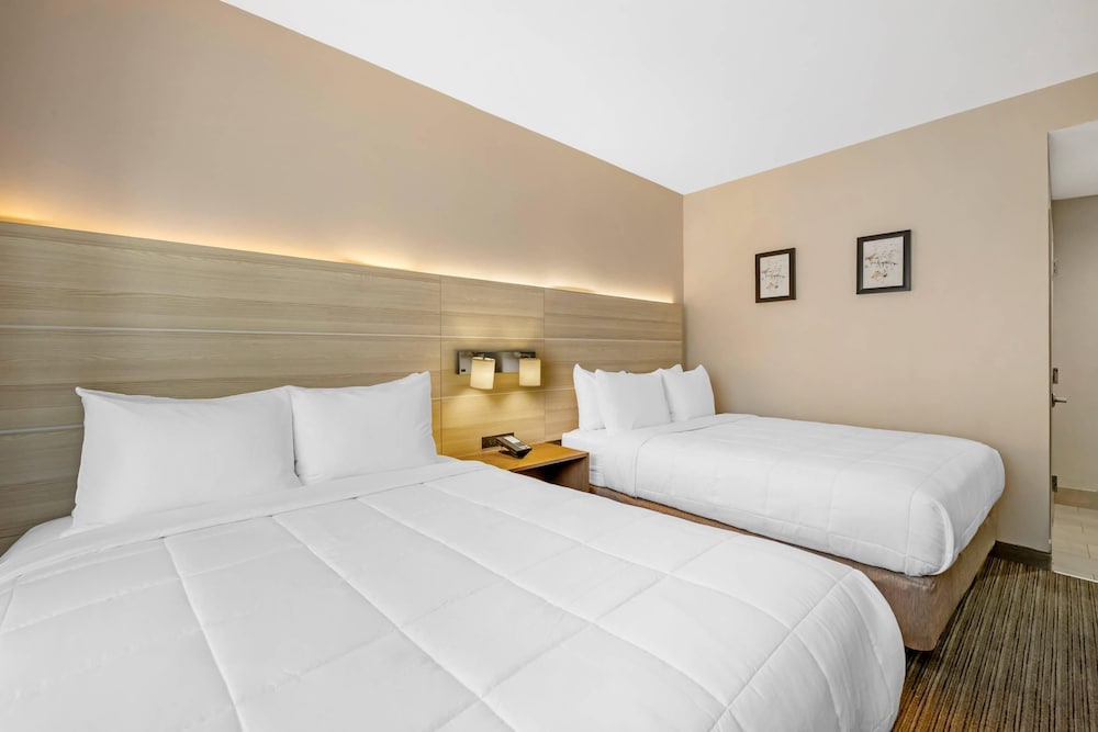 Фото Holiday Inn Express Staten Island West
